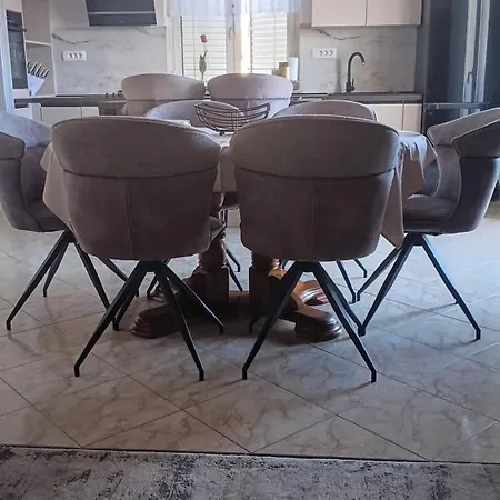 Zana Apartment *